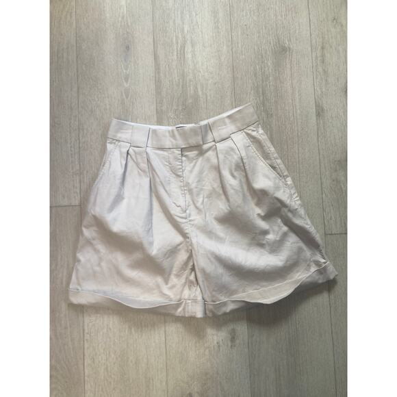 Banana Republic Pleated Cream Shorts, Size 6 - Picture 1 of 4